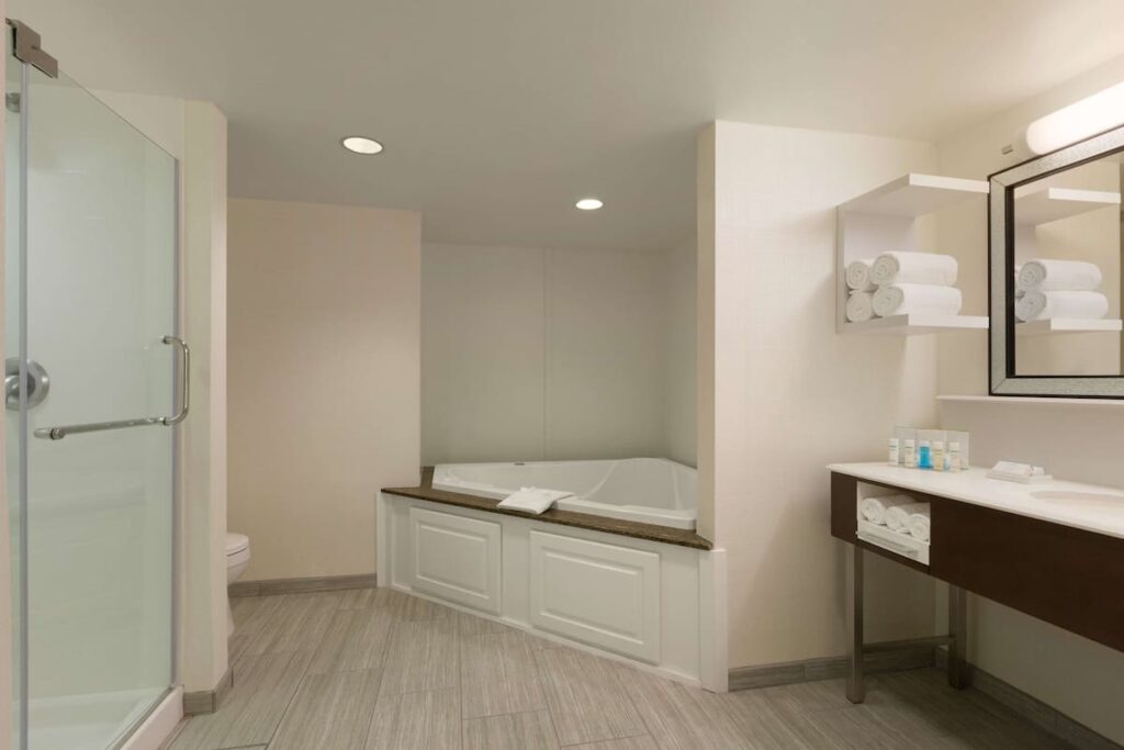 Hampton Inn & Suites Nashville Downtown - Image 1