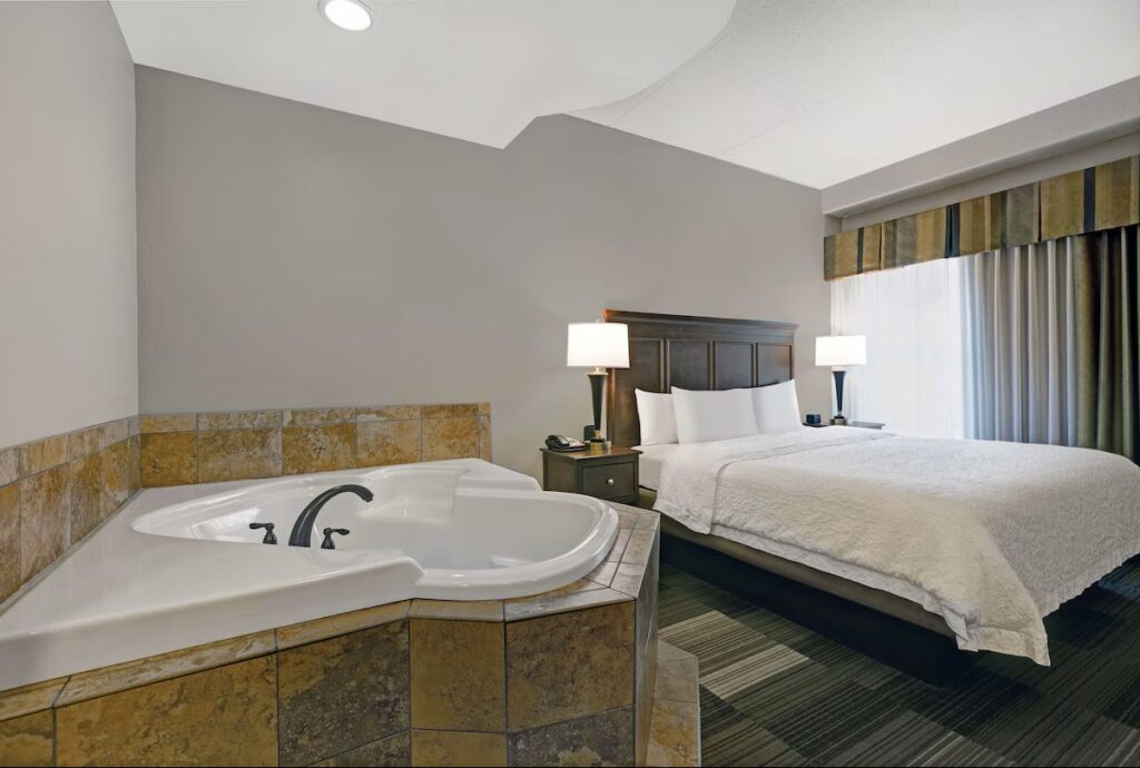 Hampton Inn & Suites Pigeon Forge On The Parkway - Image 1