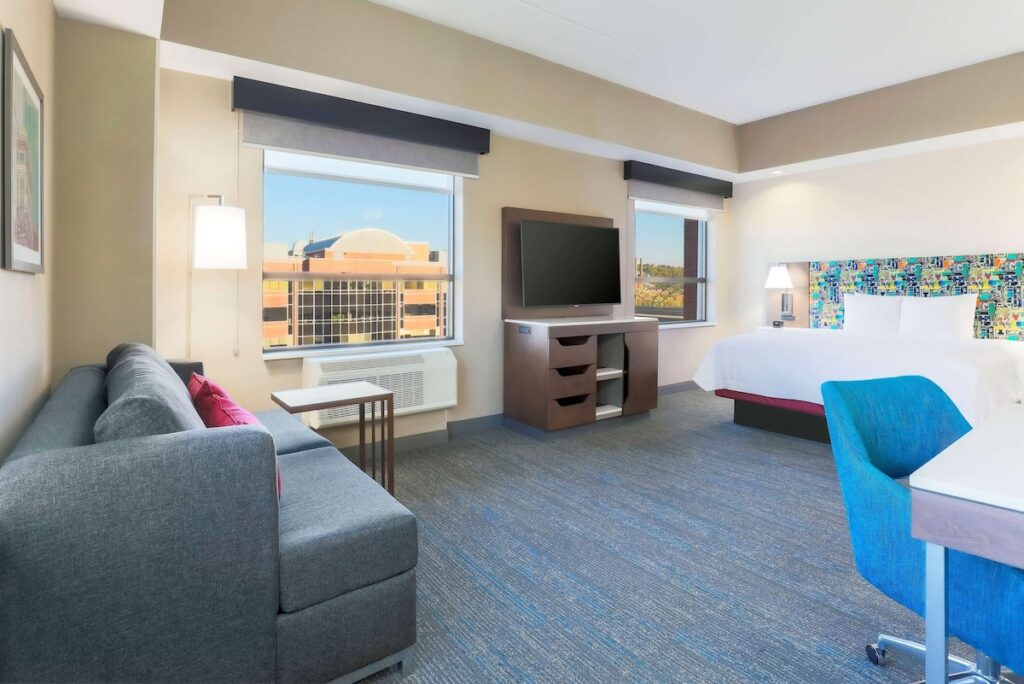 Hampton Inn & Suites Pittsburgh-Downtown - Image 3