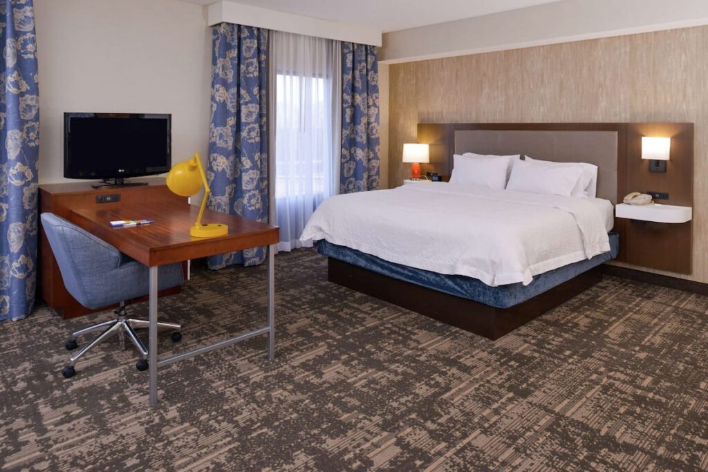 Hampton Inn & Suites Wilmington - Image 3