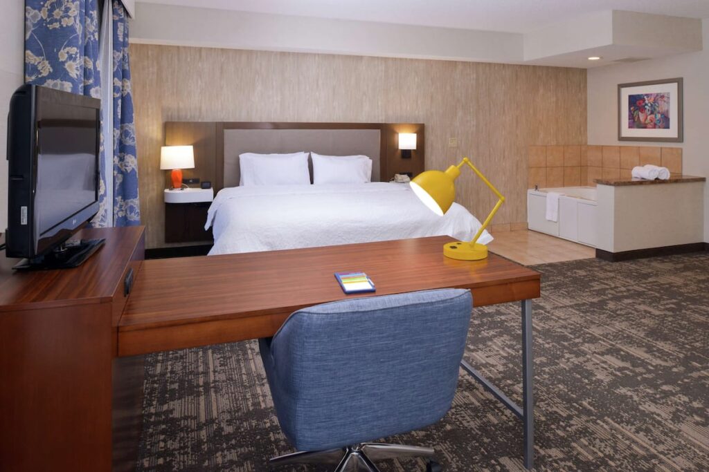 Hampton Inn & Suites Wilmington - Image 4