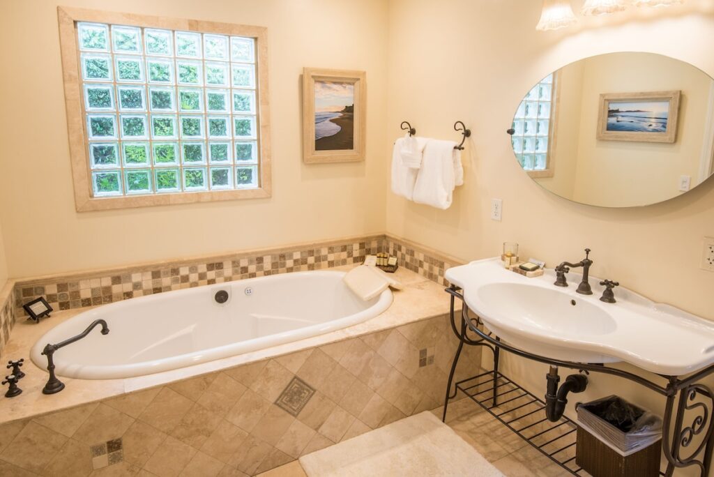 Harbor House Inn - Image 2