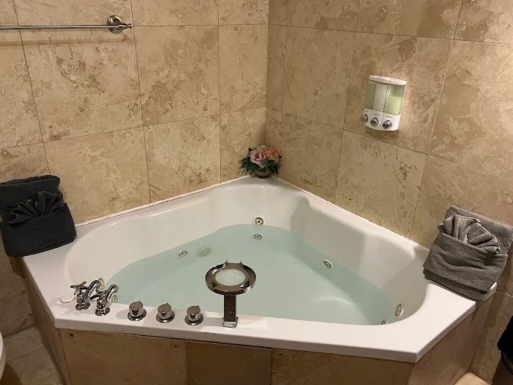 Henderson Castle Inn - Image 1