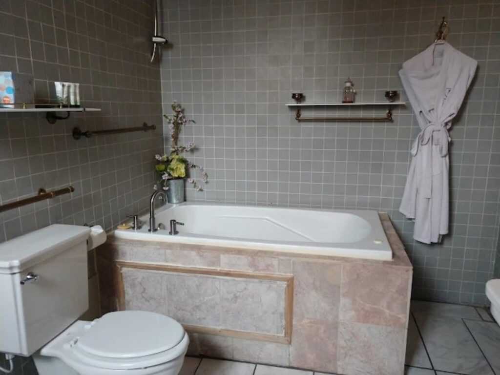 Henderson Castle Inn - Image 2