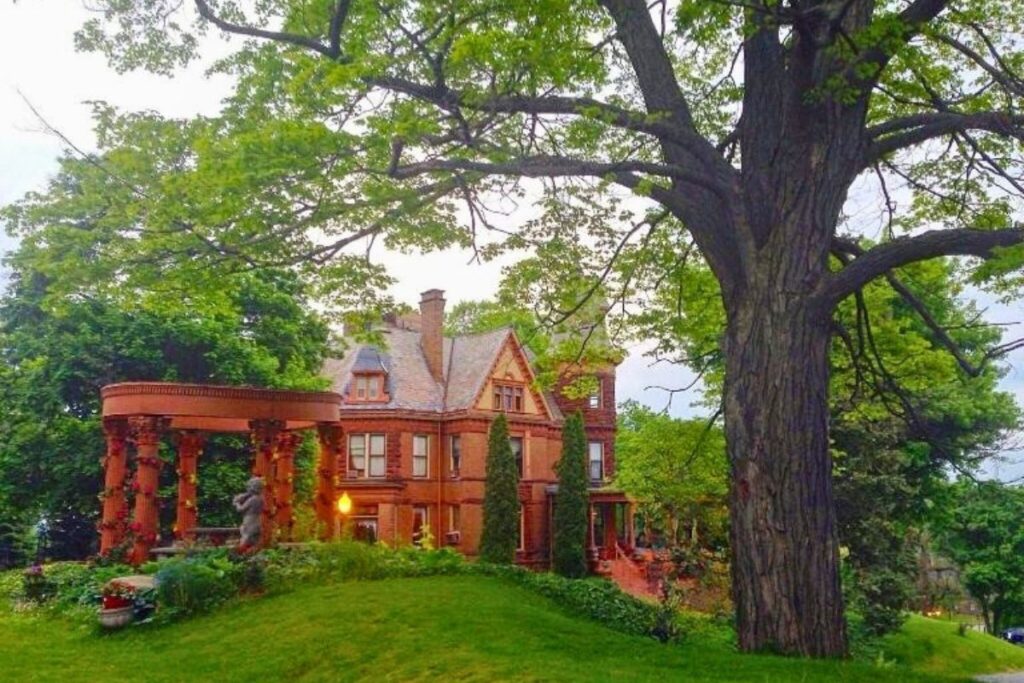 Henderson Castle Inn - Image 4