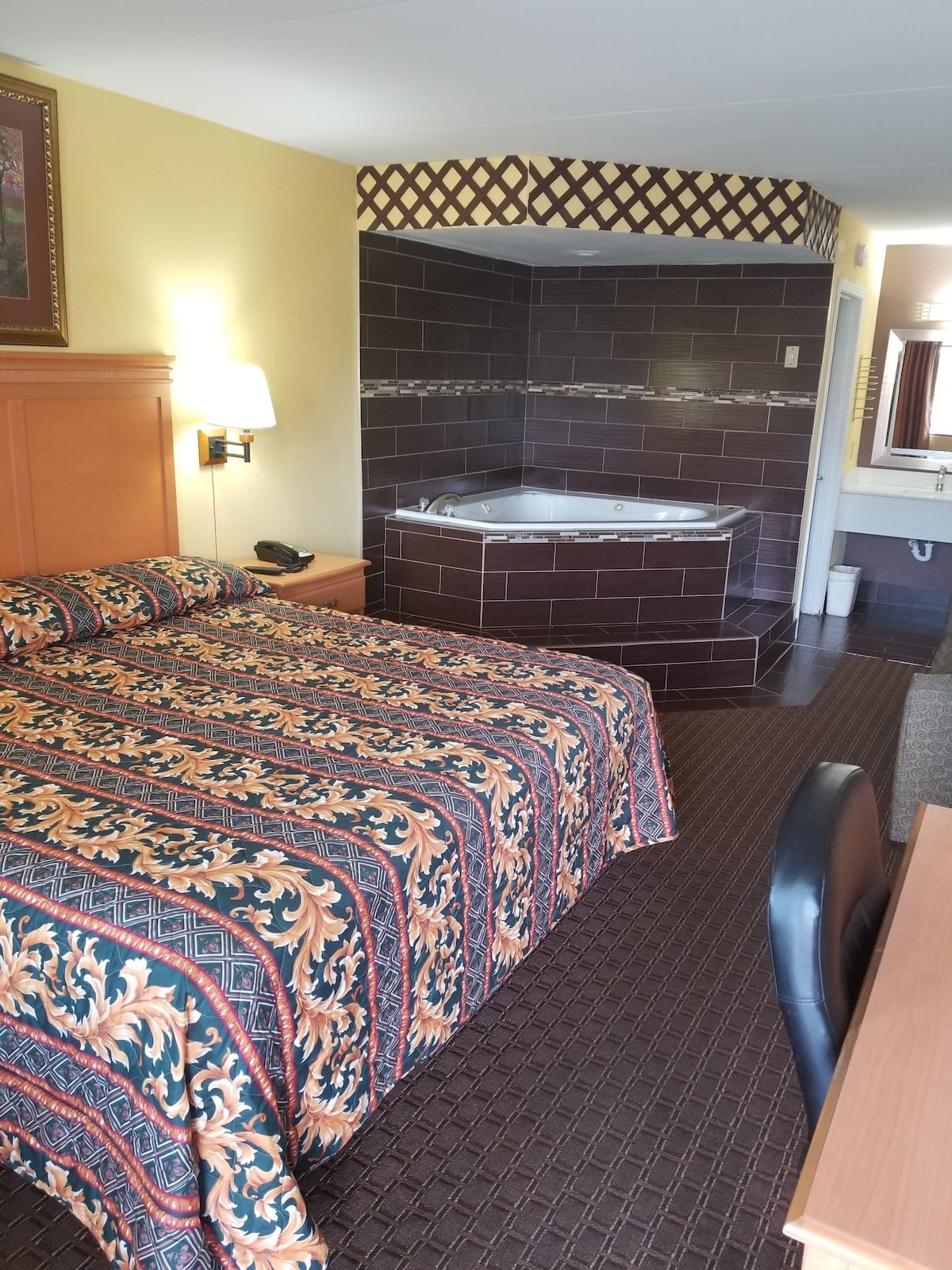 Hermitage Inn tub
