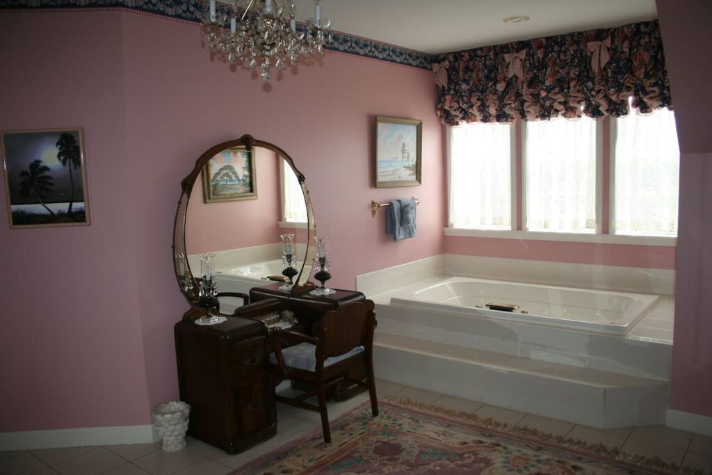 Heron Cay Lakeview Bed & Breakfast Inn - Image 1