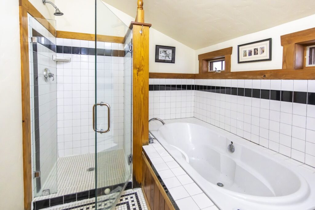 Hibiscus Coffee & Guesthouse - Image 1