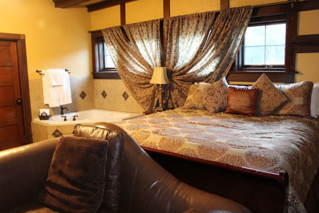 Hilltop Manor Bed and Breakfast - Image 2