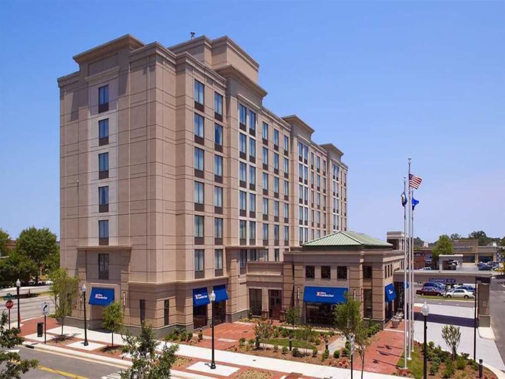 Hilton Garden Inn Virginia Beach Town Center - Image 3