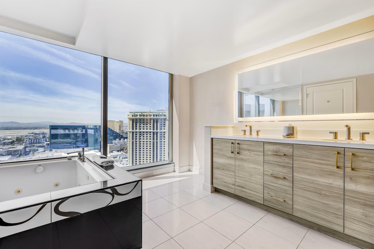 Hilton Grand Vacations Club Elara Center Strip Las Vegas jetted tub