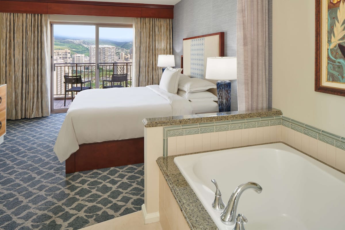 Hilton Grand Vacations Club Grand Waikikian Honolulu tub
