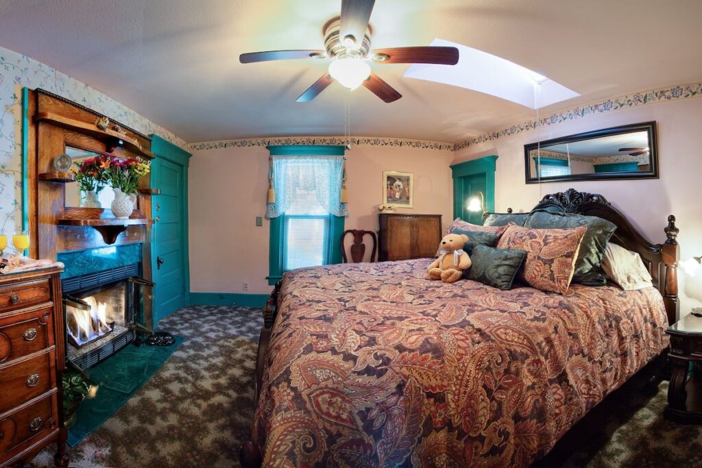 Holden House 1902 Bed & Breakfast Inn - Image 4