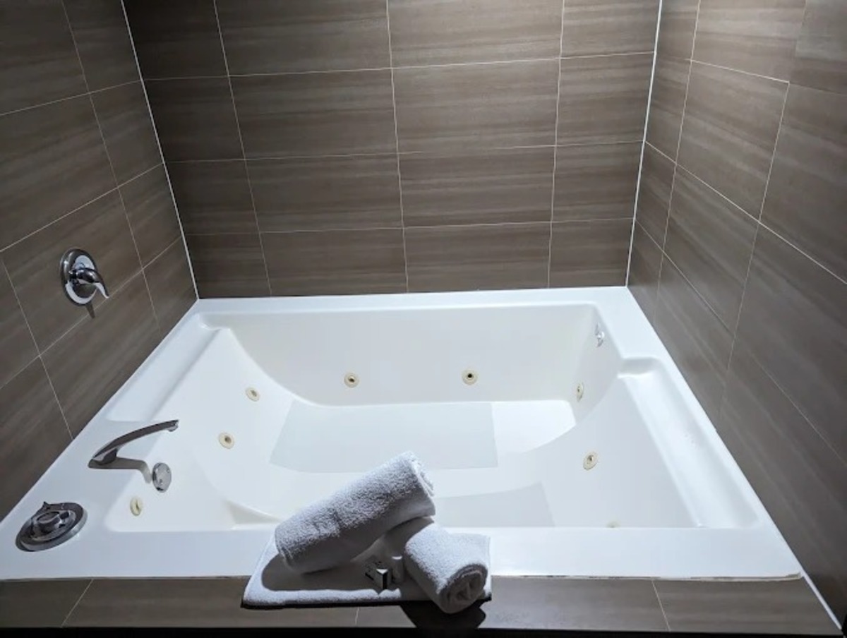 Holiday Inn Express Bakersfield by IHG. 2 1