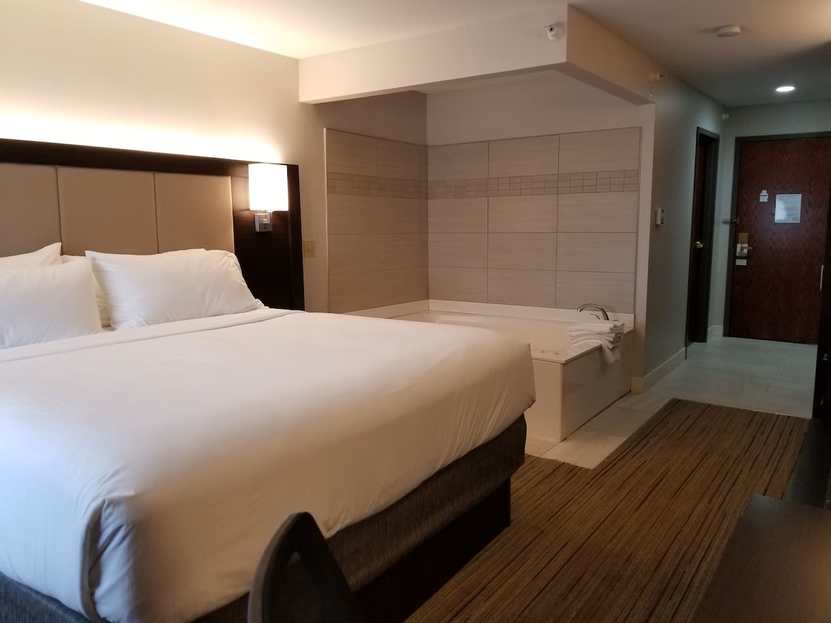 Holiday Inn Express Birch Run – Frankenmuth Area by IHG jetted tub