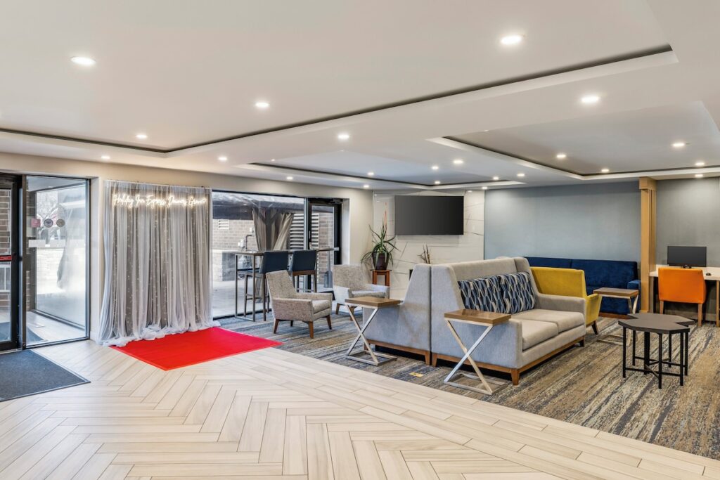 Holiday Inn Express Chicago-Downers Grove by IHG - Image 2