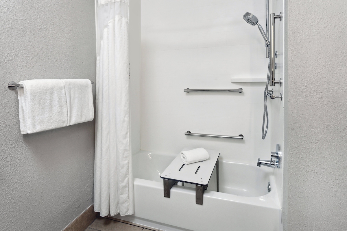 Holiday Inn Express Cleveland Airport