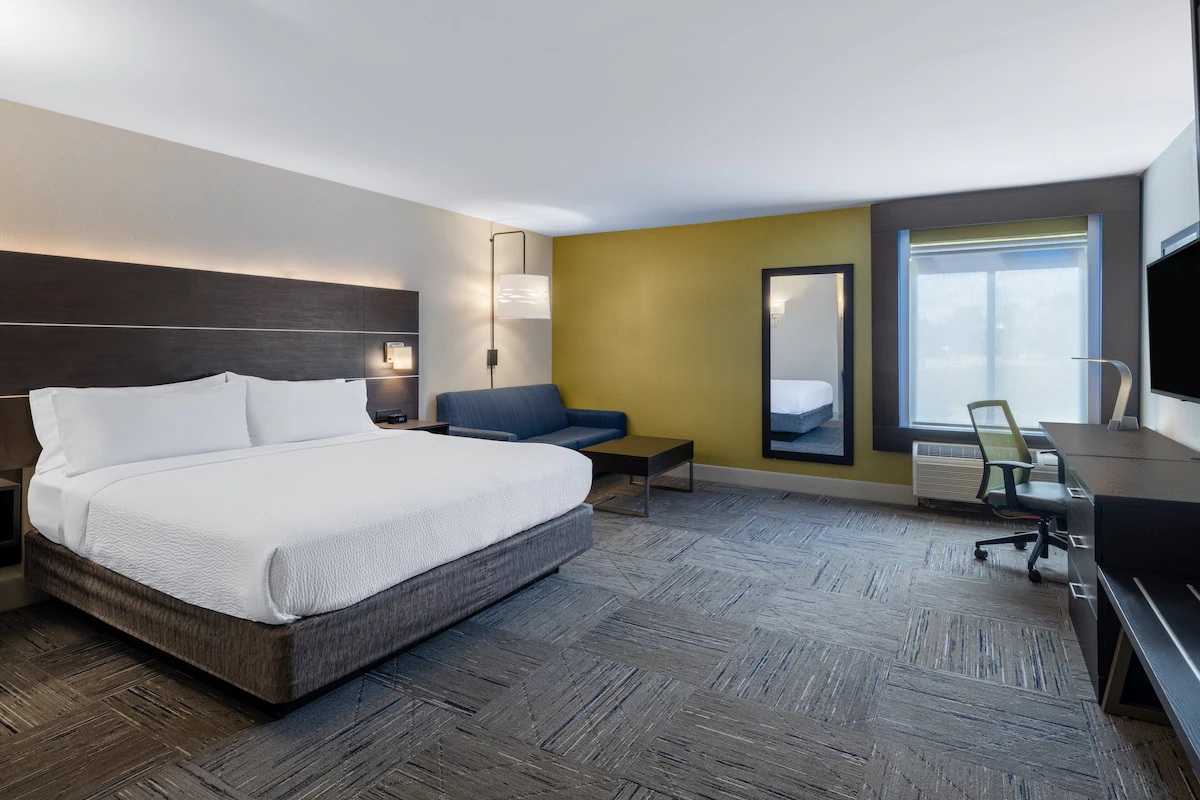 Holiday Inn Express Corydon by IHG spa tub