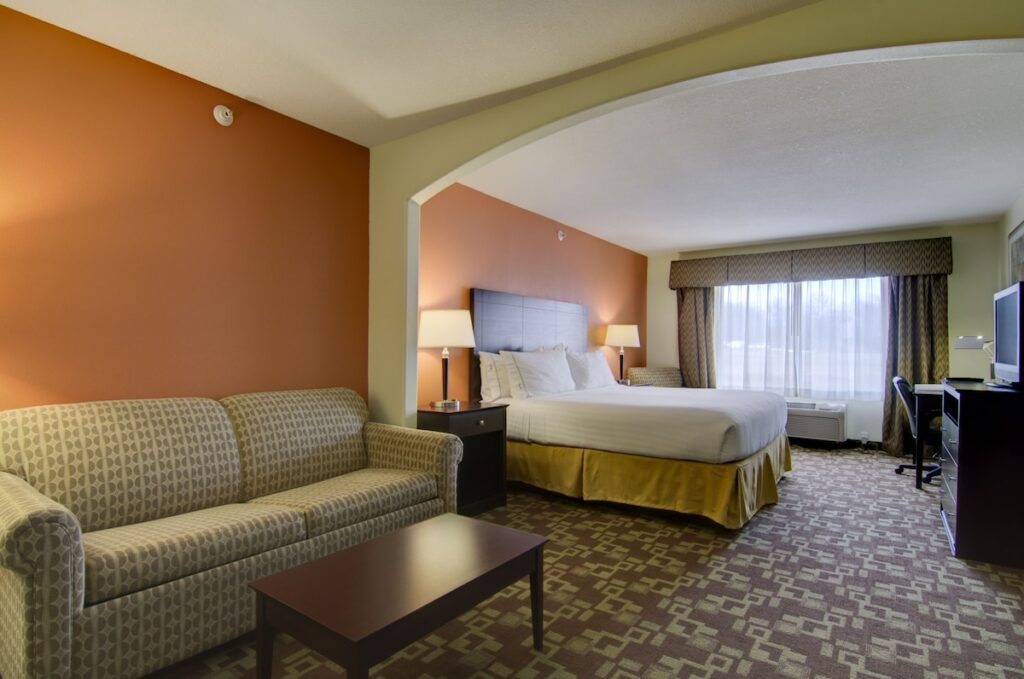 Holiday Inn Express Hotel & Stes Kansas City Sports Complex by IHG - Image 2