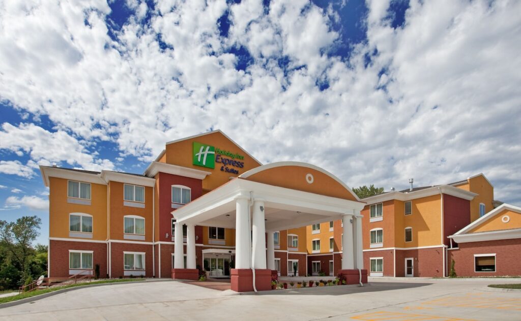 Holiday Inn Express Hotel & Stes Kansas City Sports Complex by IHG - Image 4