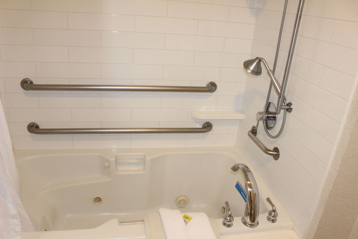 Holiday Inn Express Hotel Suites Berkeley by IHG tub