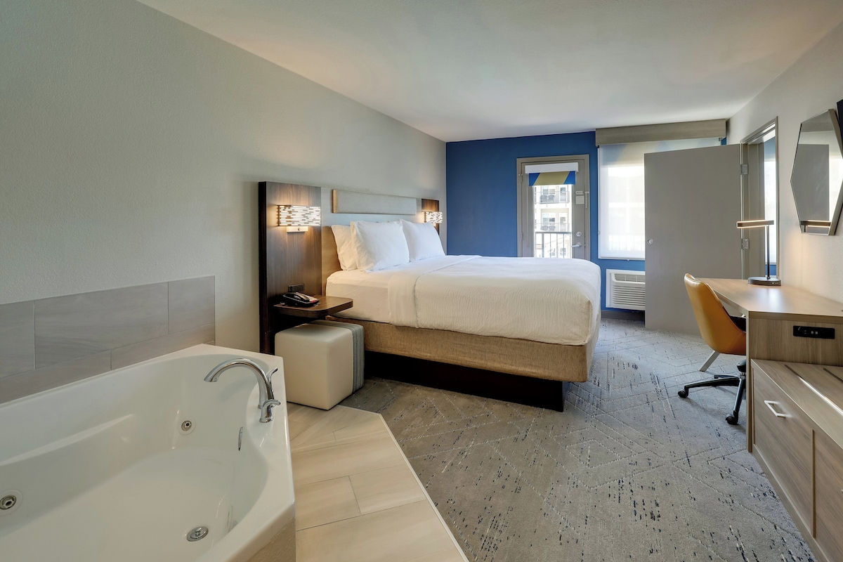 Holiday Inn Express Hotel Suites Branson 76 Central by IHG 1