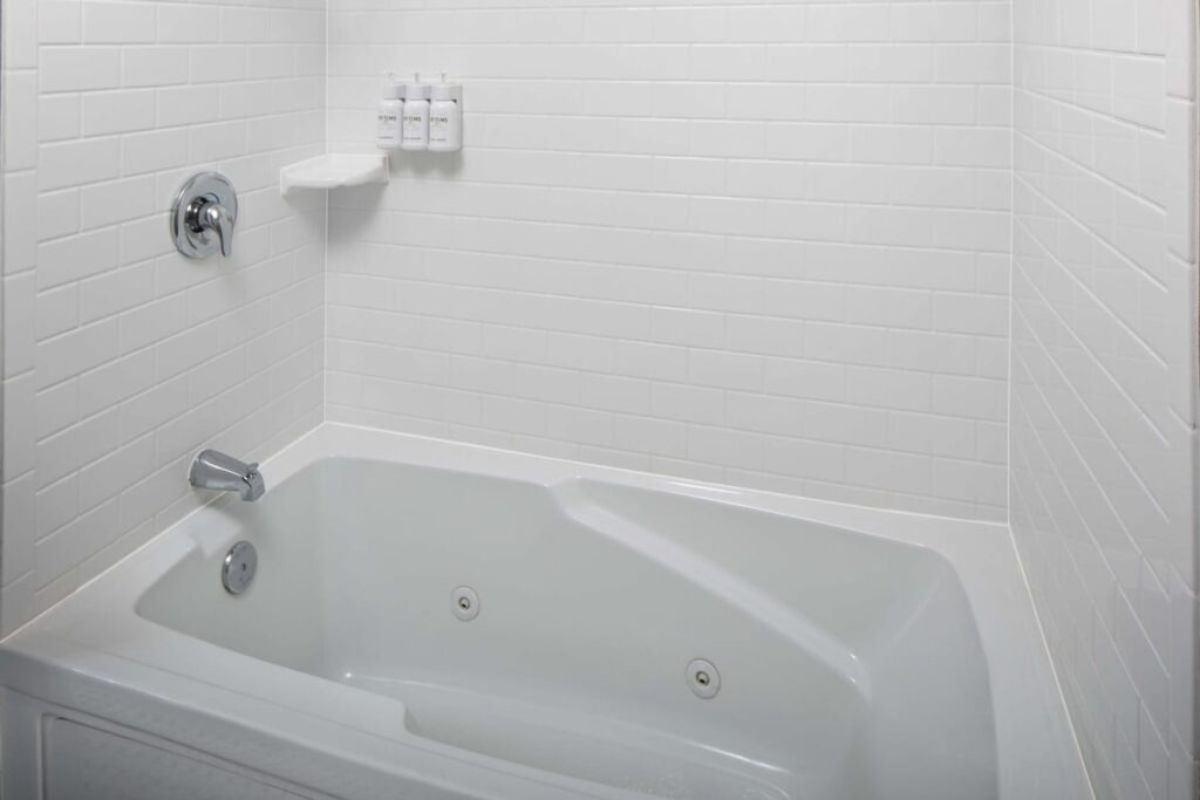 Holiday Inn Express Hotel Suites Carneys Point by IHG featured image