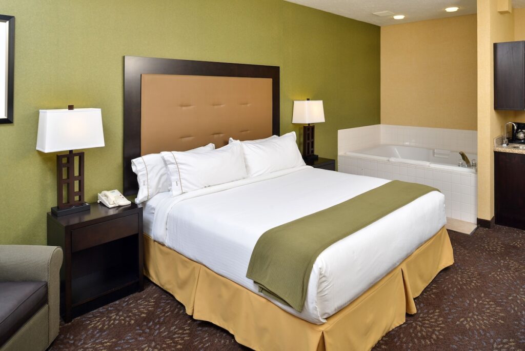 Holiday Inn Express Hotel & Suites Charlotte by IHG - Image 3