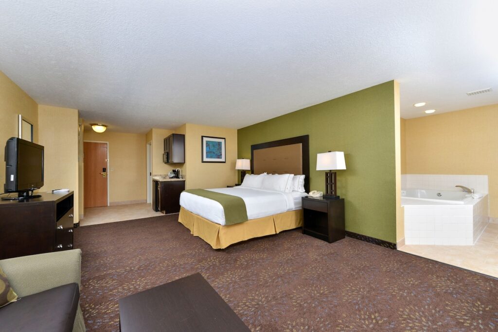 Holiday Inn Express Hotel & Suites Charlotte by IHG - Image 1