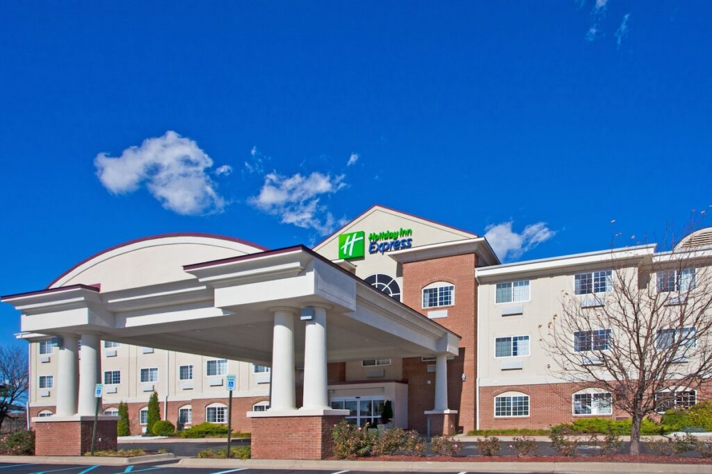Holiday Inn Express Hotel & Suites Charlotte by IHG - Image 2