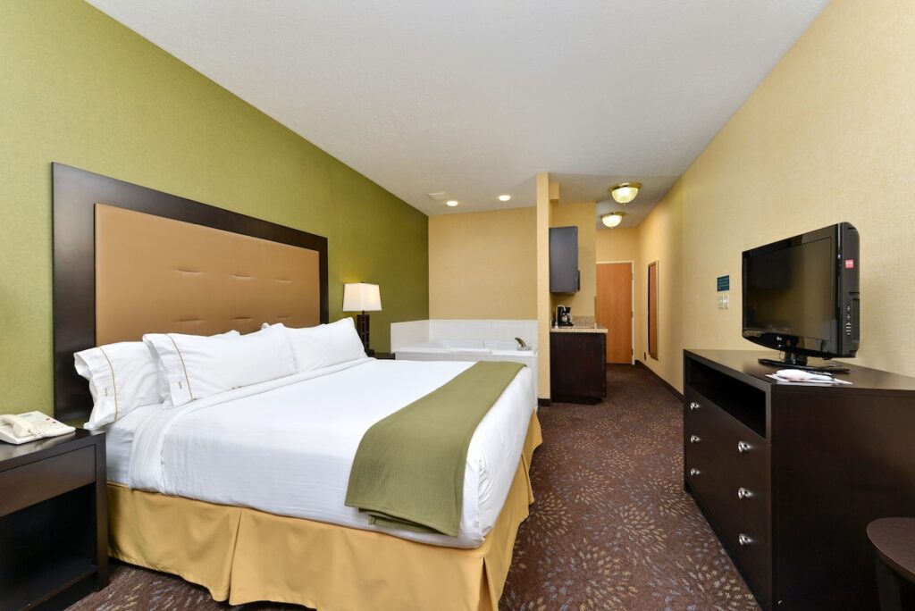 Holiday Inn Express Hotel & Suites Charlotte by IHG - Image 4