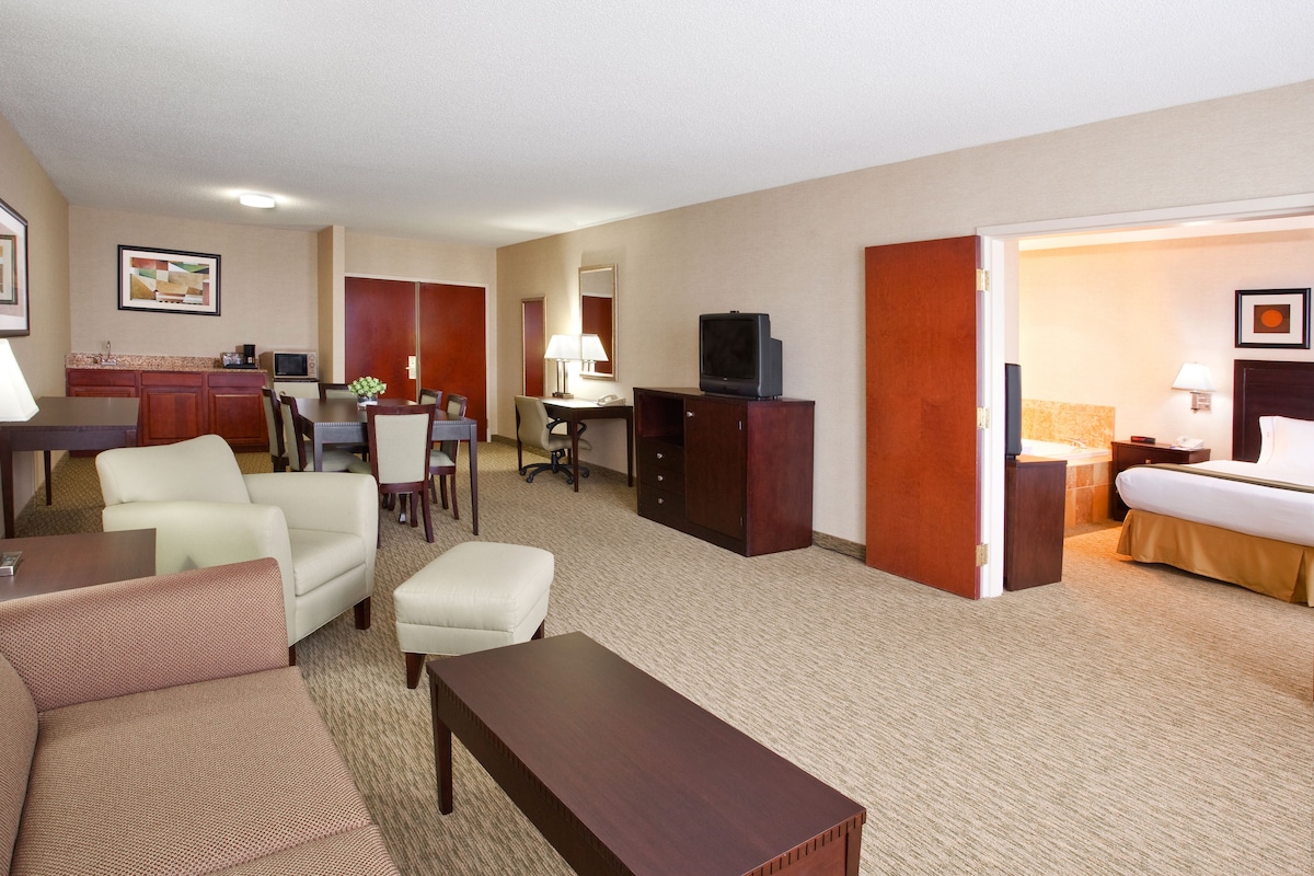Holiday Inn Express Hotel Suites Cleveland Streetsboro by IHG