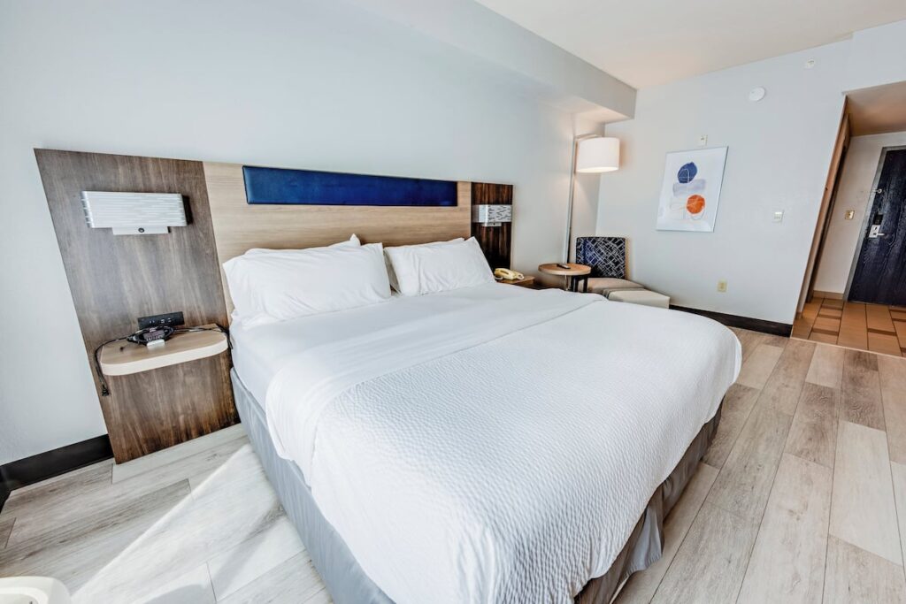 Holiday Inn Express Hotel & Suites Columbus Univ Area – Osu by IHG - Image 4