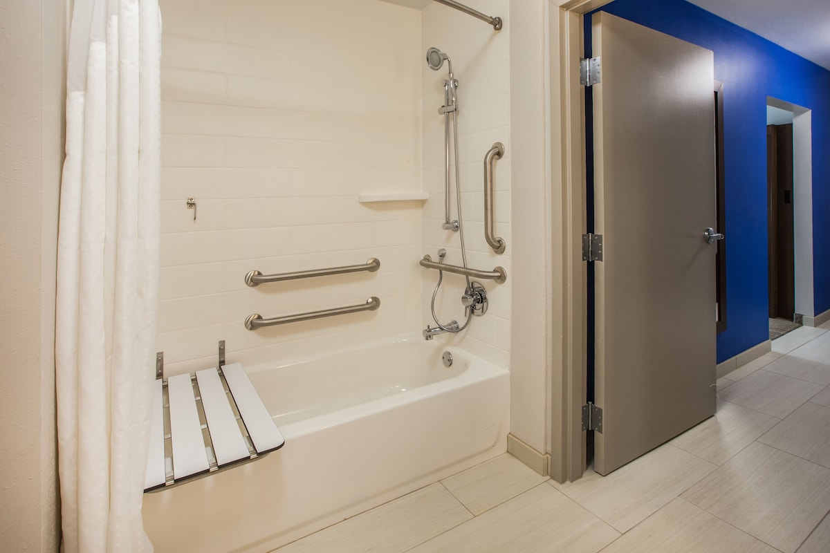 Holiday Inn Express Hotel Suites Dallas South Desoto by IHG