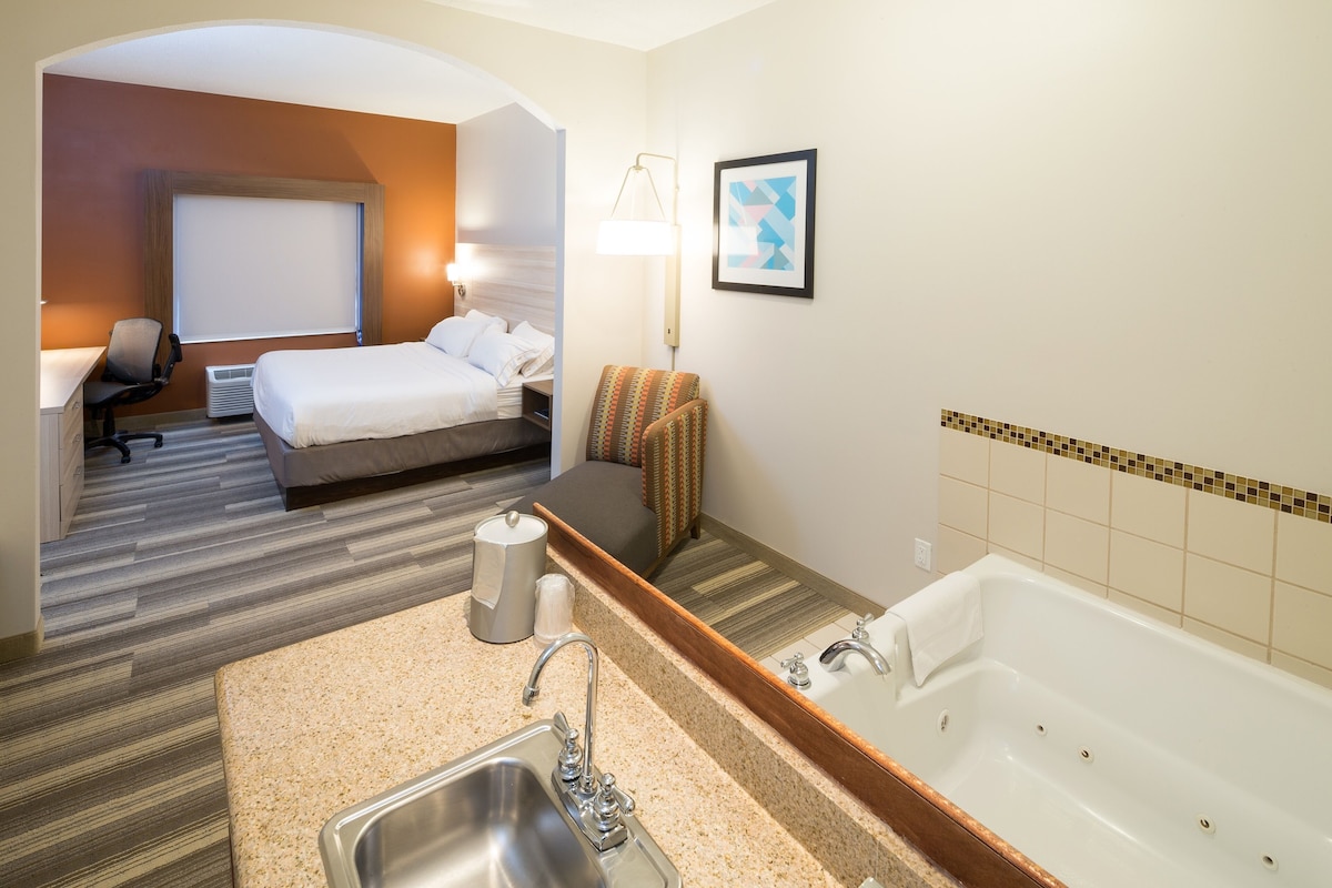 Holiday Inn Express Hotel Suites Detroit Utica by IHG
