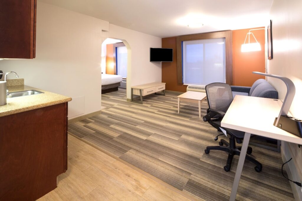 Holiday Inn Express Hotel & Suites Detroit – Utica by IHG - Image 3