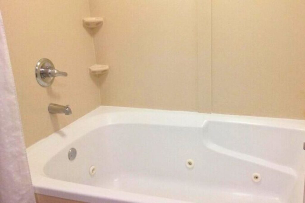 Holiday Inn Express Hotel & Suites Greenwood by IHG - Image 1