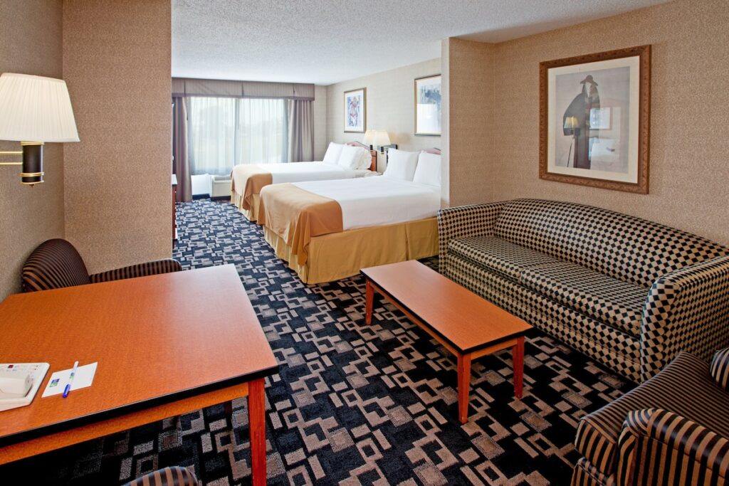 Holiday Inn Express Hotel & Suites Greenwood by IHG - Image 2
