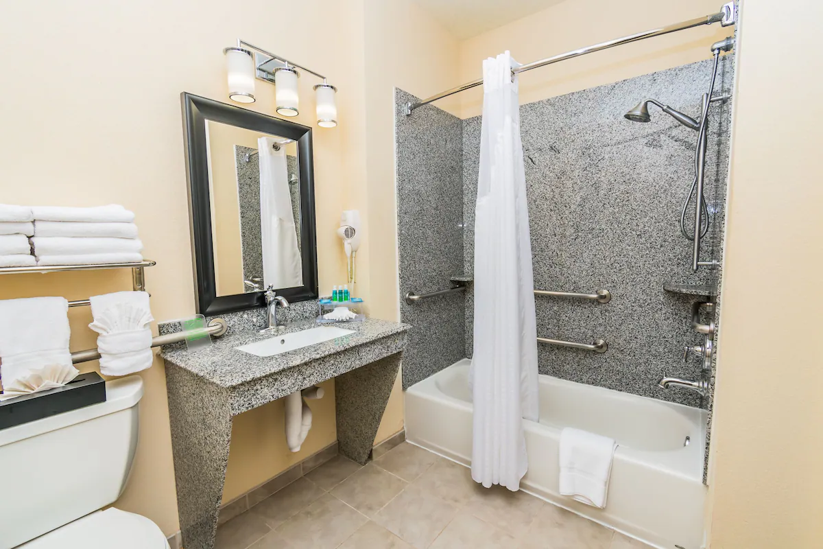 Holiday Inn Express Hotel Suites Houston Space Center by IHG tub