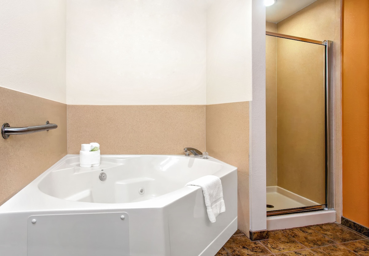 Holiday Inn Express Hotel Suites Inverness by IHG tub