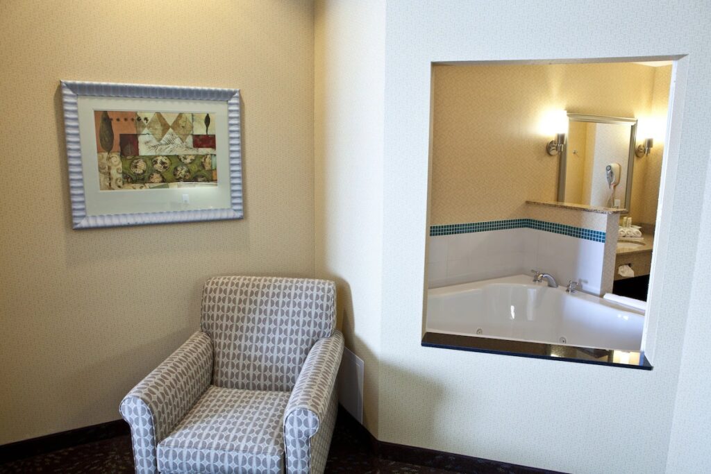 Holiday Inn Express Hotel & Suites Lansing-Dimondale by IHG - Image 1