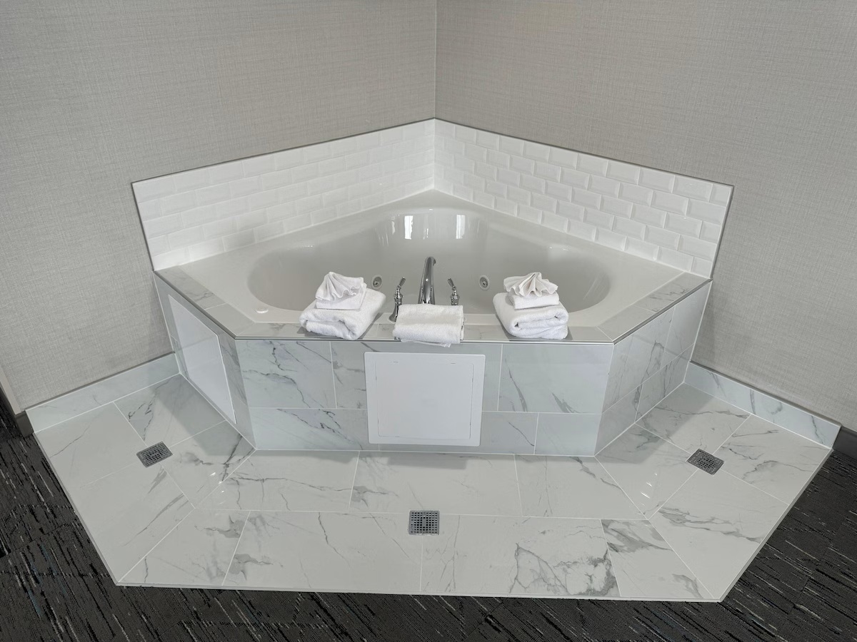 Holiday Inn Express Hotel Suites Manchester Airport by IHG jetted tub