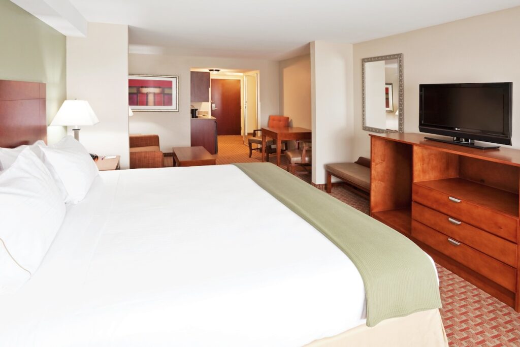 Holiday Inn Express Hotel & Suites Niagara Falls by IHG - Image 3