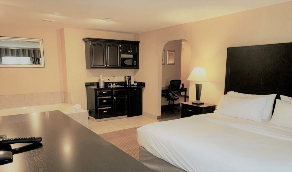 Holiday Inn Express Hotel & Suites Plymouth by IHG - Image 4