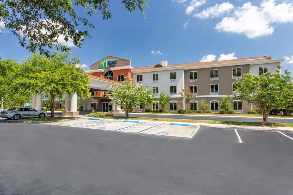 Holiday Inn Express Hotel & Suites Silver Springs – Ocala by IHG - Image 2