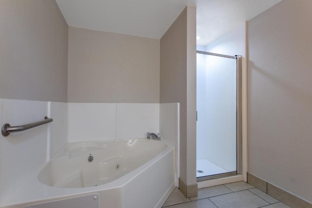 Holiday Inn Express Hotel & Suites Silver Springs – Ocala by IHG - Image 1