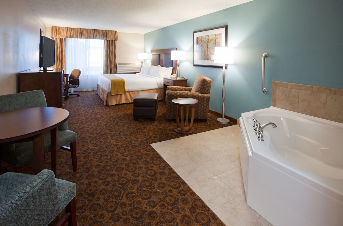 Holiday Inn Express Hotel Suites St. Cloud by IHG