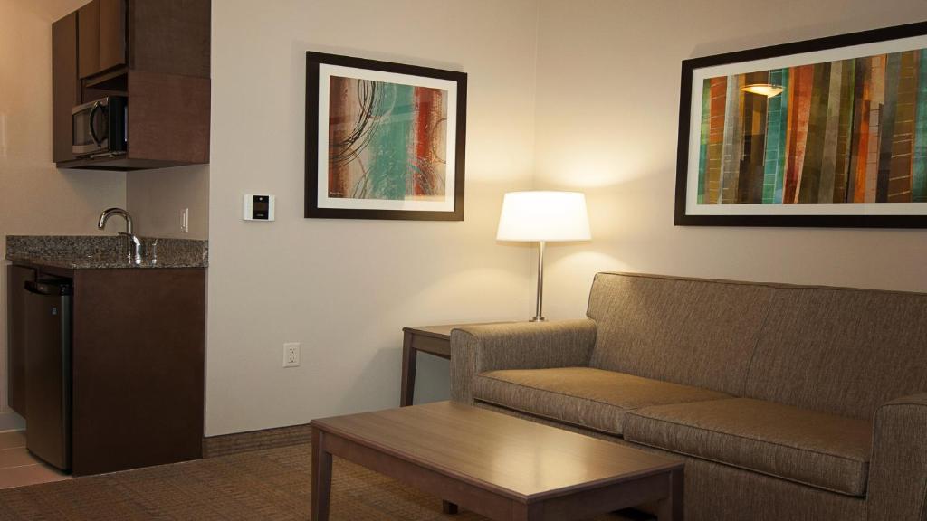 Holiday Inn Express Hotel & Suites Wichita Northeast by IHG - Image 3