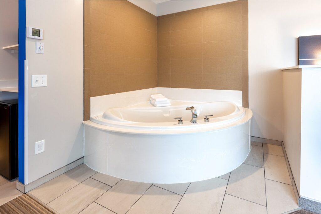 Holiday Inn Express Hotel & Suites Woodhaven by IHG - Image 2