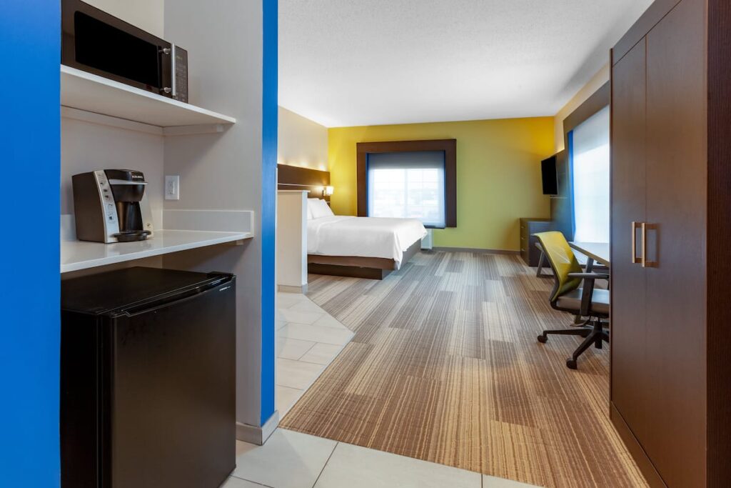 Holiday Inn Express Hotel & Suites Woodhaven by IHG - Image 3